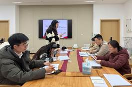 一群人坐在桌子前描述已自动生成